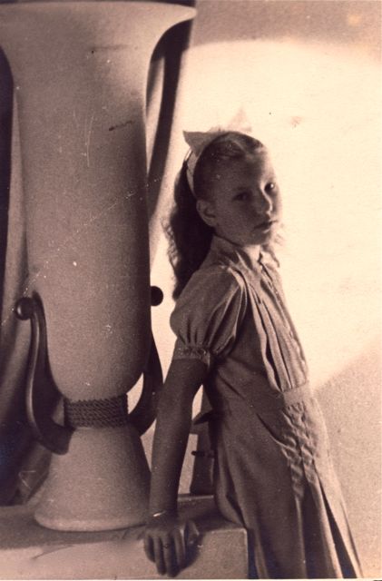 Claudine bij de vaas die ze op school had gewonnen bij het crocheteren. En waarbij ze nu zocht hoe ze die mee naar huis kon nemen.